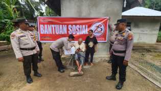 Hari Bhayangkara ke-78, Polsek Kempas Gelar Bansos ke Warga