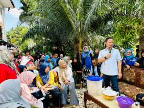 Panas Terik, Warga Bencah Lesung Antusias Sambut Agung Nugroho