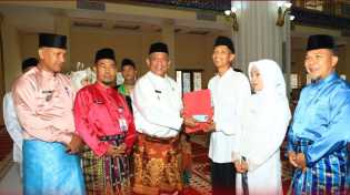 20 Pasang Pengantin Nikah Massal di Masjid Agung Rokan Hulu