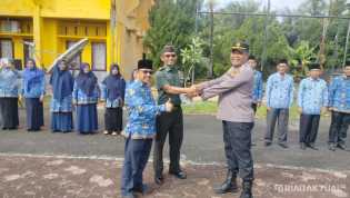 Kapolsek TPTM Serahkan Bibit Pohon ke Danramil, Dukung Program Green Habits Policing Kapolda Riau