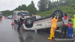 Satu Unit Mobil Travel Terbalik di Tol Permai Pekanbaru - Dumai