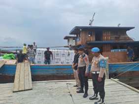 Kapolsek Kawasan Pelabuhan Kawal Pendistribusian Logistik Pemilu 2024