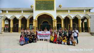 HUT Bhayangkara ke-79, Polsek Rimba Melintang Bersih-bersih Rumah Ibadah di Rohil