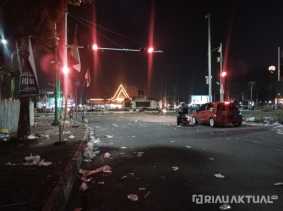 Usai Pesta Rakyat, Sampah Berserakan di Sepanjang Jalan Diponegoro