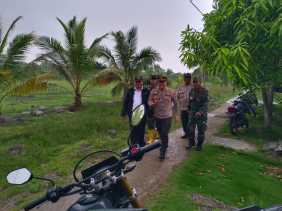 Hujan tak Surutkan Semangat Kapolsek Pulau Burung di Inhil Sampaikan Pesan Pemilu Damai