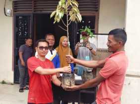 Wujudkan Ketahanan Pangan, Pemdes Seberang Pulau Busuk Salurkan Bibit Durian dan Rambutan