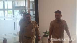 Usai Dibawa KPK, Sekda Riau Syahrial Abdi Kembali Masuk Kantor dengan Senyum Sumringah