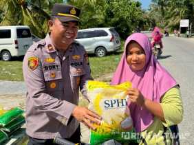 Gerakan Pangan Murah, Kapolsek Tanah Putih Tanjung Melawan Salurkan 3 Ton Beras