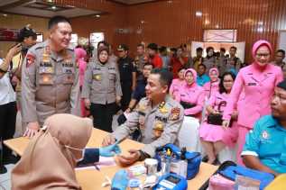 Polda Riau Bagikan Ratusan Paket Sembako Hingga Gelar Operasi Bibir Sumbing Gratis