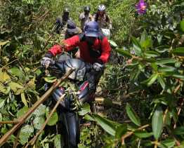 AKP Rudi Tembus Hutan Demi Keamanan dan Kedamaian Pilkada 2024