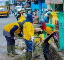 Rumah Warga Direndam Banjir, Drainase Jalan Puyuh Mas Dinormalisasi