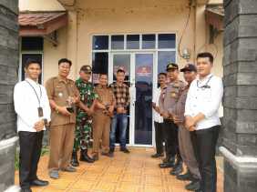 Polsek Gaung Bersama Forkopimcam Gaung Cek Kelayakan Posko Pemilu GOR Mutiara sebagai Gudang Logistik