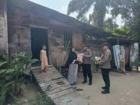 Warga Kurang Mampu Dapat Bantuan Sembako dari Polsek Pinggir