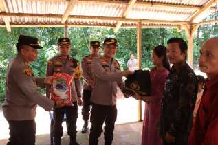 Bagikan Bansos, Polres Kampar Gelar Minggu Kasih Demi Wujudkan Pilkada Damai