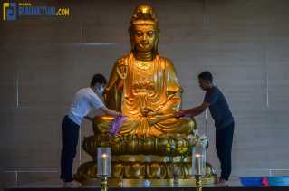 Jelang Tahun Baru Imlek, Vihara Pusdiklat Bumi Suci Maitreya Gelar Bersih-bersih dan Pasang Lampion