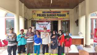 Kapolres Rohil Bagikan 25 Paket Sembako untuk Kaum Duafa di Bangko Pusako