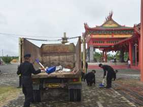 Sat Brimob Polda Riau Bakti Sosial dan Sosialisasi Pemilu Damai di Vihara