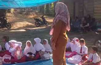 Miris, Puluhan Anak SD Belajar di Bawah Pohon Sawit Imbas Penertiban Kawasan TNTN