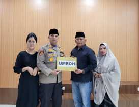 Berlinang Air Mata, Aiptu (Purn) Azhar Terima Hadiah Umroh dari Kapolres Bengkalis