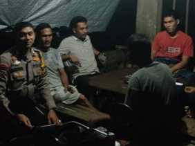 Kunjungi Warga di Sungai Luar, Aipda Haryono Sampaikan Pesan Pilkada Damai