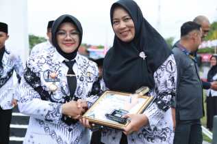 HUT PGRI ke-80, Bupati Siak Afni Zulkifli Beri Penghargaan untuk 52 Guru Berprestasi