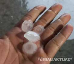 Fenomena Langka, Hujan Es Guyur Pekanbaru