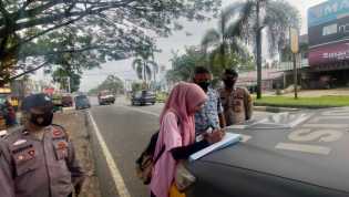 Operasi Yustisi, Polsek Pangkalan Kerinci Tegur Warga dan Bagikan Masker 