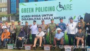 Kapolda Riau Bagikan Kursi Roda hingga Helm saat Apel Operasi Zebra 2025