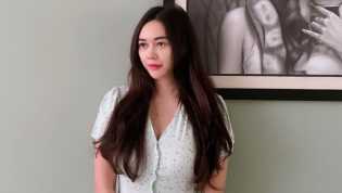 Gaya Aura Kasih Berjemur Bikin Salfok