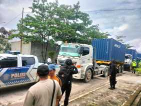 Belasan Polisi Inhil Kawal Truk Pengangkut Surat Suara