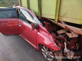 Toyota Yaris Tabrak Truk di Tol Pekanbaru - Dumai, 1 Orang Tewas