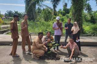 Hijaukan Rokan Hilir, Polsek Tanah Putih Tanjung Melawan Tanam Pohon Klengkeng di Melayu Tengah
