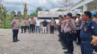 Kapolres Rohul Pantau Kedatangan Logistik Pilkada 2024 di Gudang KPU Rohul