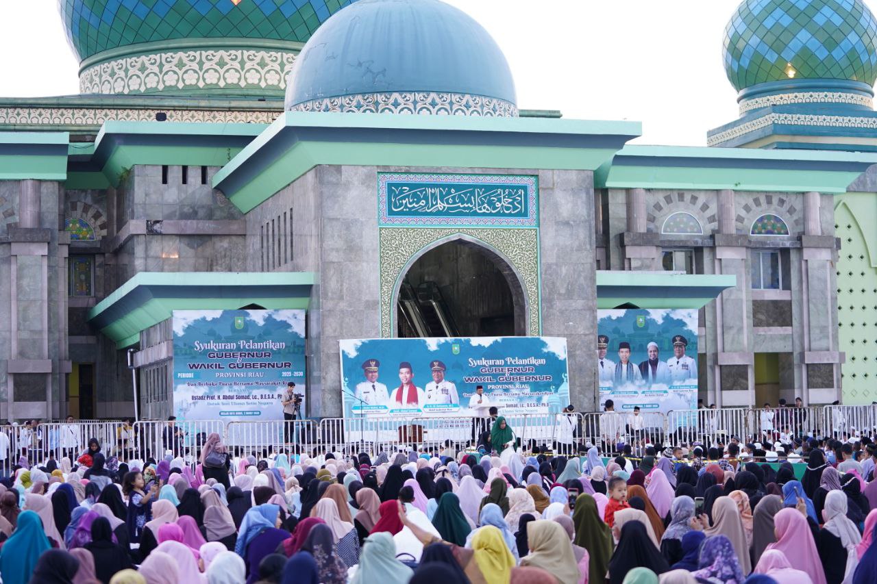 Ribuan Warga Padati Masjid Annur Riau untuk Buka Puasa Bersama Gubri dan Wagubri