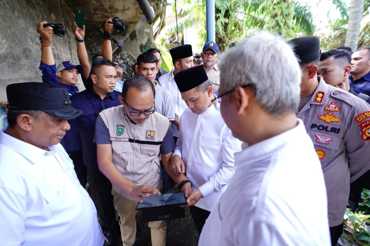 Kunjungan kerja ke Rohul, Gubri Abdul Wahid Tinjau Jembatan Miring Sungai Rokan Ujung Batu