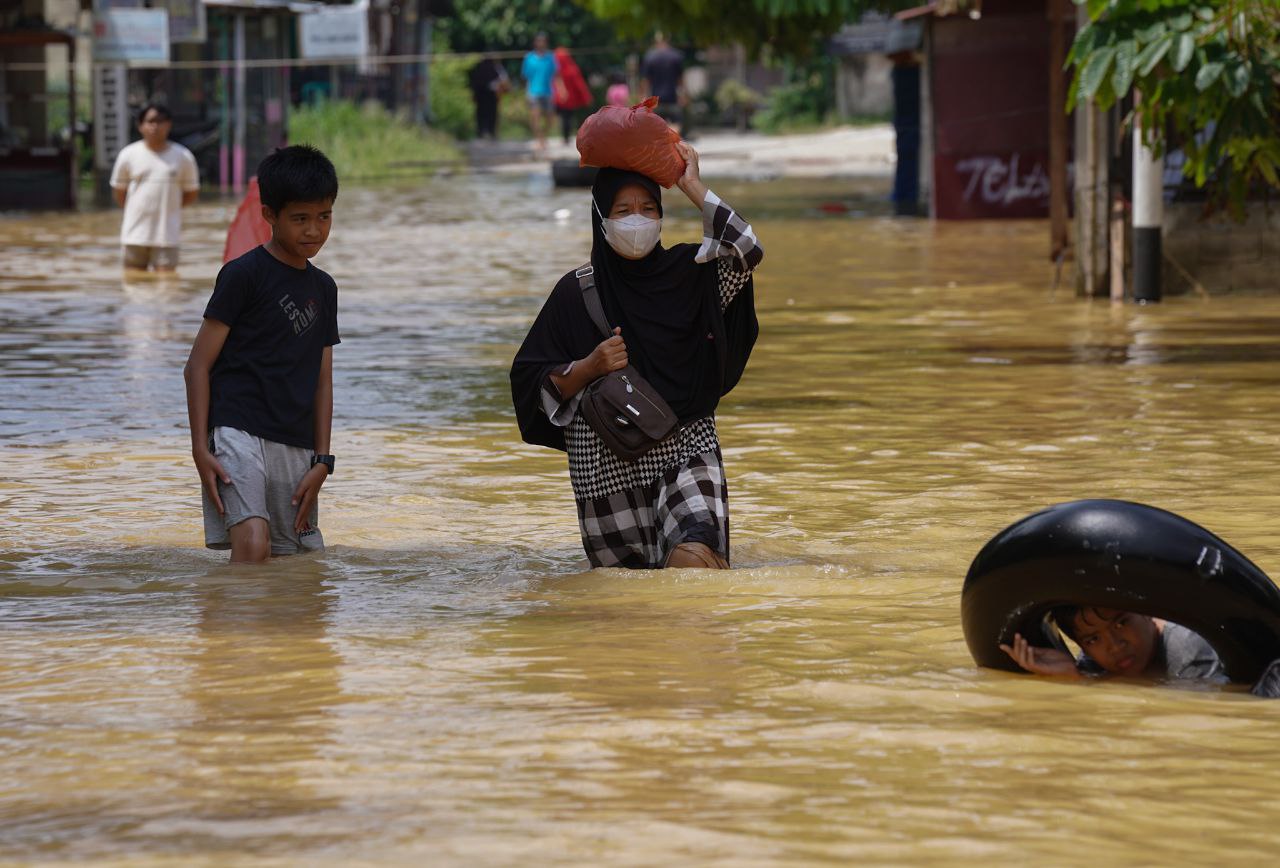 Hari Pertama Kerja, Gubri Abdul Wahid Tinjau Banjir di Kampar