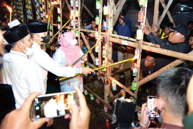 Resmikan Lampu Colok, Bupati Kasmarni Semua Pihak Lestarikan Warisan Budaya Lampu Colok Bengkalis 