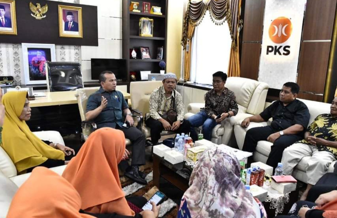 Ketua DPRD Pekanbaru Sabarudi Terima kunjungan Warga di Ruang Kerjanya