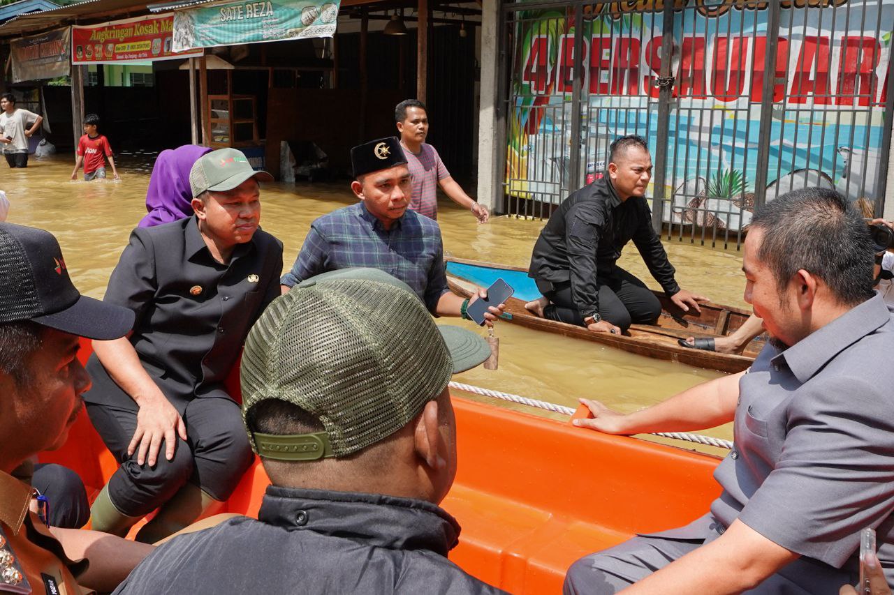 Hari Pertama Kerja, Gubri Abdul Wahid Tinjau Banjir di Kampar