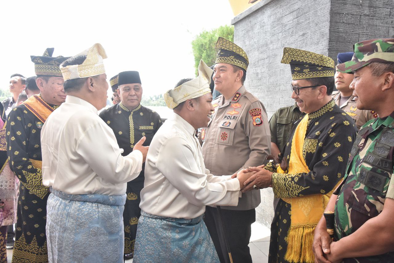 Suasana Khidmat Selimuti Tepuk Tepung Tawar Gubri Wahid dan Wagubri SF Hariyanto