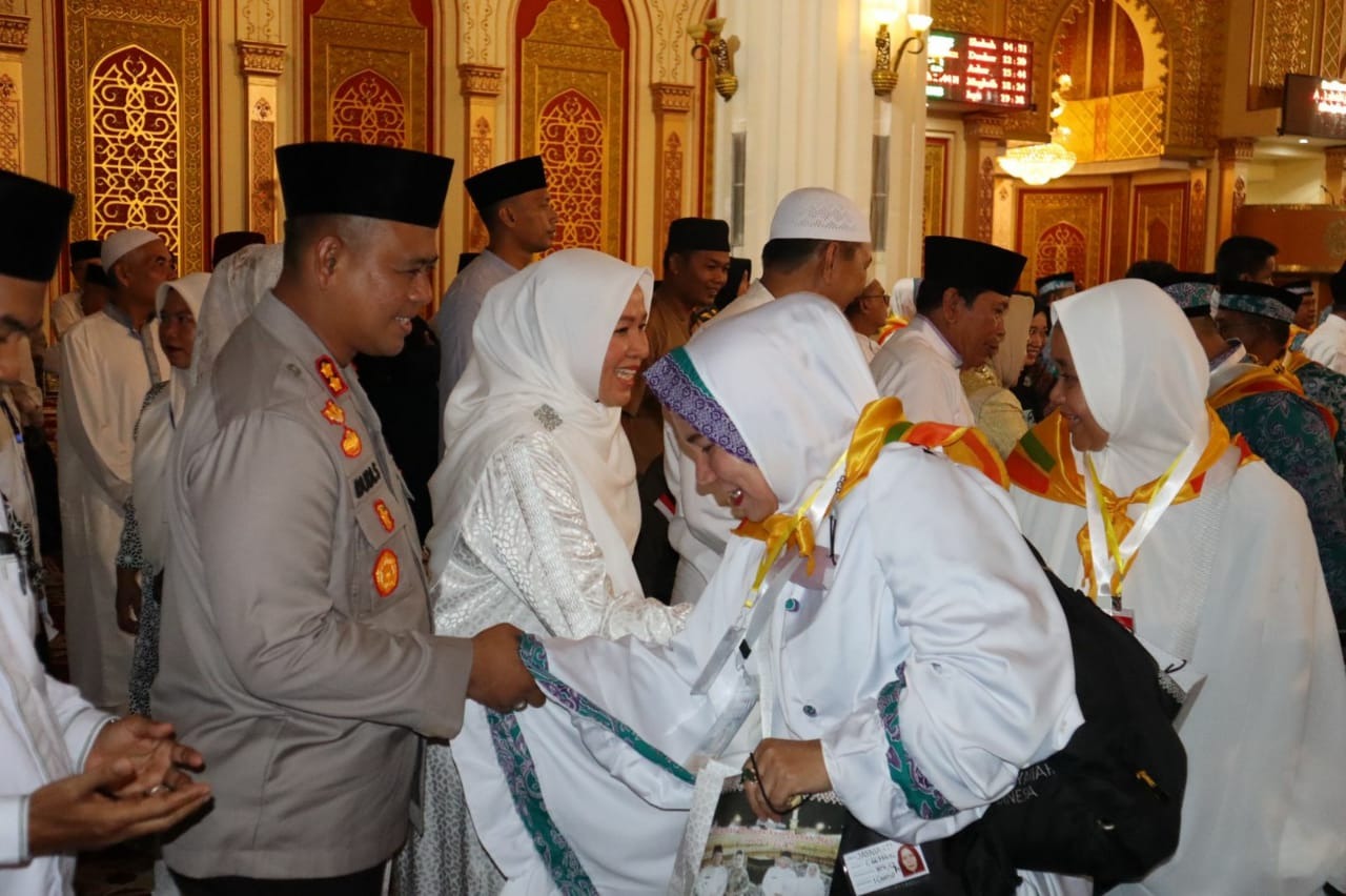 Bupati Sukiman Lepas Jamaah Calon Haji Rohul dengan Penuh Haru