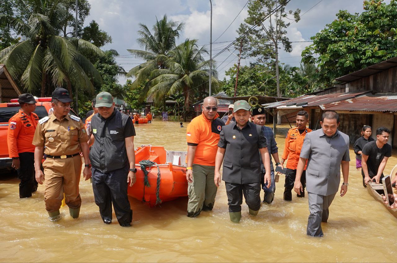 Hari Pertama Kerja, Gubri Abdul Wahid Tinjau Banjir di Kampar