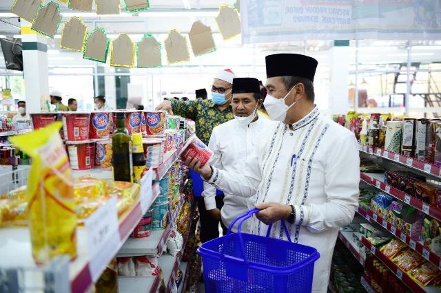 Gubri Syamsuar Tinjau Pelaksanaan Pasar Murah di Kabupaten Pelalawan